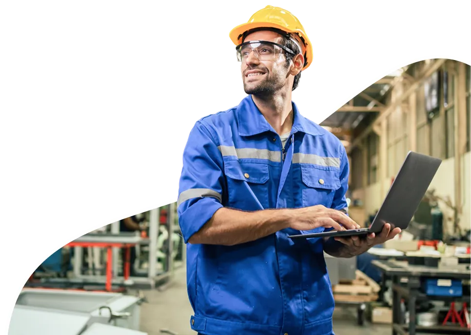 Engenheiro industrial com laptop em fábrica